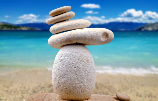 Балансирующие камни дзен на фоне океана