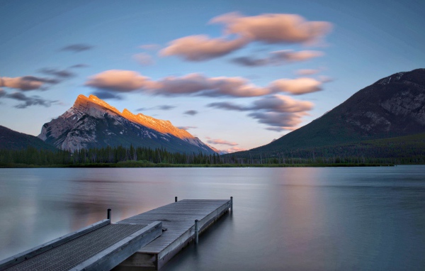Мост на озере на фоне гор