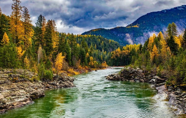 Чистая река в горах 