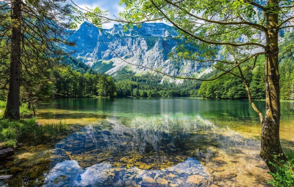 Кристально чистая вода в озере на фоне гор 