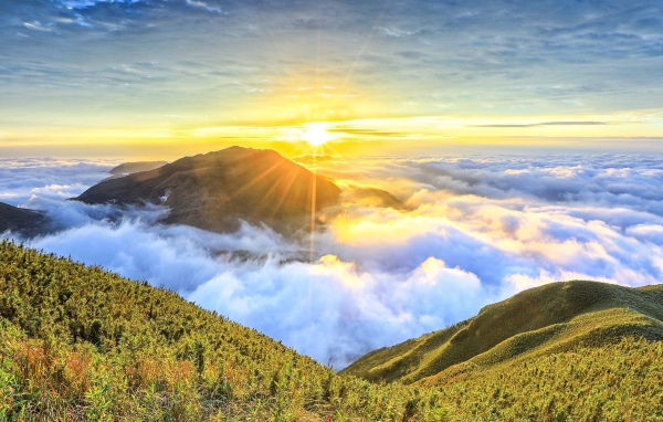 Рассвет солнца над белыми облаками 