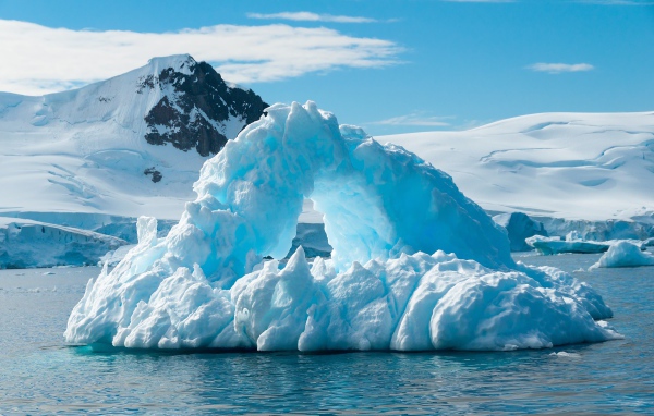 Большой голубой айсберг в Антарктиде