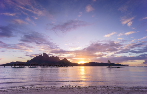 Сиреневый закат в небе над океаном, остров Бора-Бора.