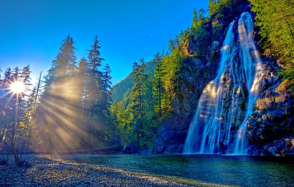 Горный водопад в лучах солнца 