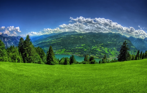 Живописные  покрытые зеленью горы под красивым небом 