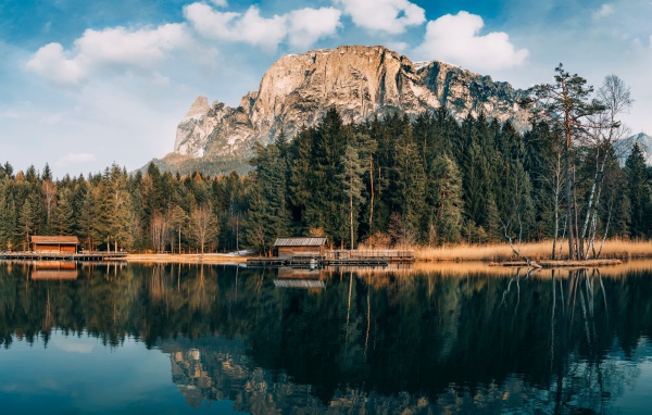 Сосновый лес и гора отражаются в озере