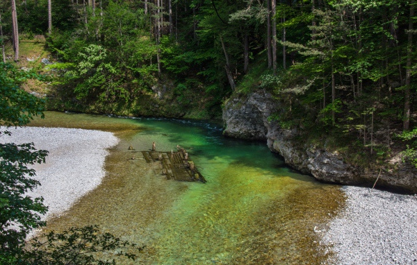 Река возле каменного утеса 