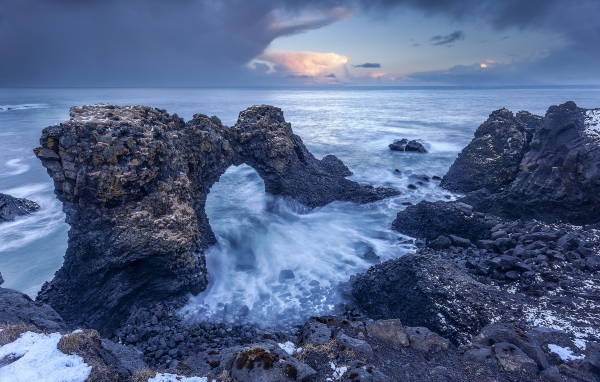 Скалы на берегу океана 