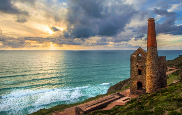 Руины здания на берегу океана под красивым  небом