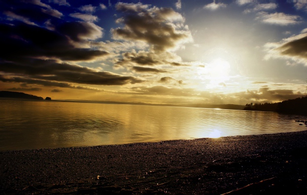 Закат солнца и облака над морем 