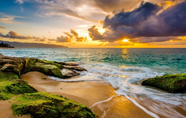 Закат яркого солнца в облаках над океаном 