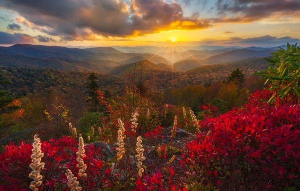 Закат солнца в небе над горным пейзажем