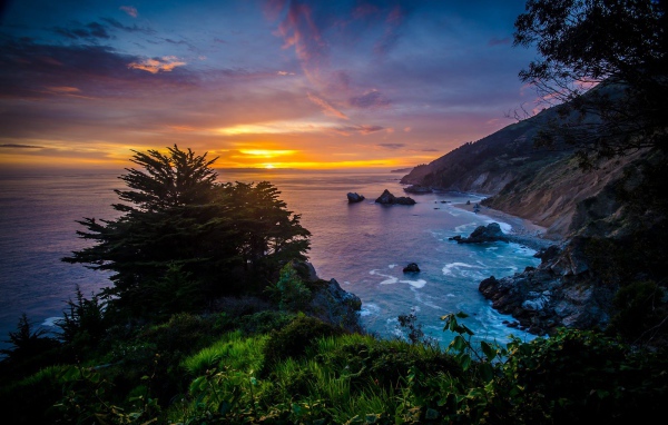 Закат солнца на горизонте над океаном 