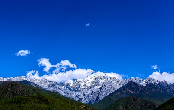 Живописный горный массив Юйлунсюэшань, Китай 