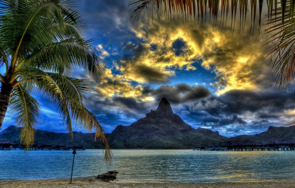 Вид на вершину горы под красивым небом на тропическом пляже