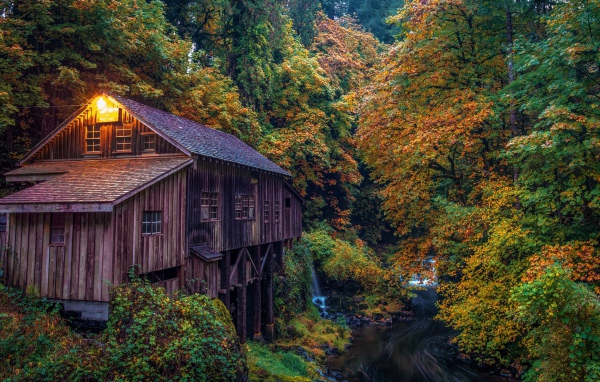 Водяная мельница в осеннем лесу