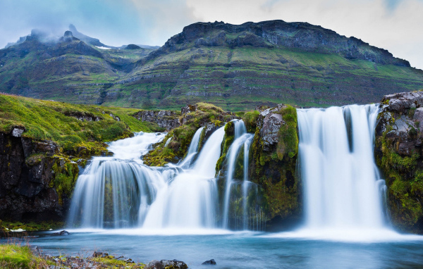 Водопад на фоне горы 