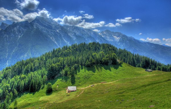 Белые облака над вершинами гор, Германия