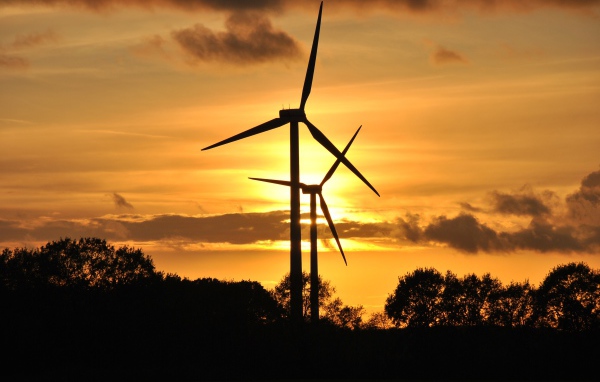 Ветротурбины на фоне неба на закате солнца