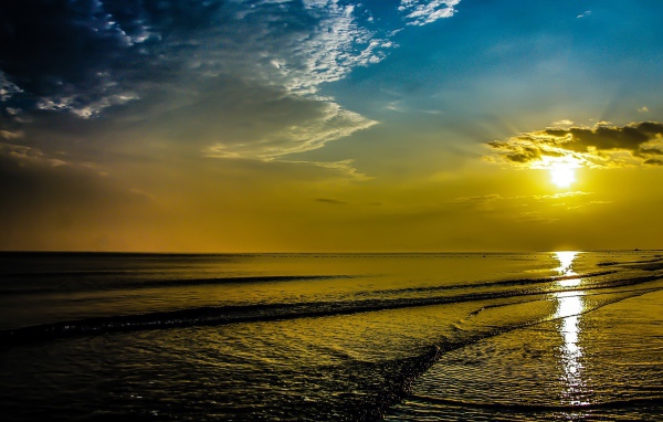 Красивый закат над пляжем  Санрайз