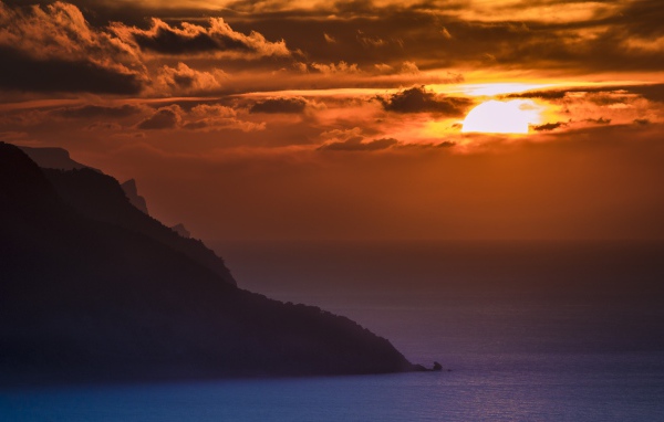 Туманный закат солнца над океанской гладью 