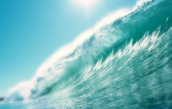 Высокая волна цвета аквамарин на пляже 