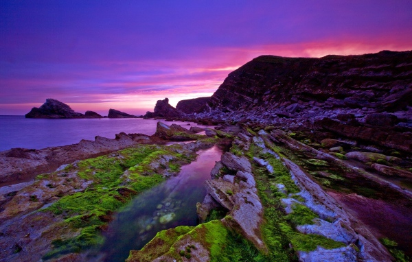 Разноцветный скалистый пляж 