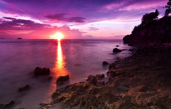 Каменный пляж на закате солнца 