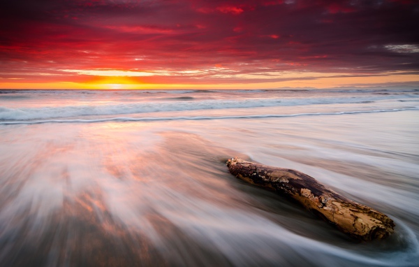 Восход солнца над тихом пляже  