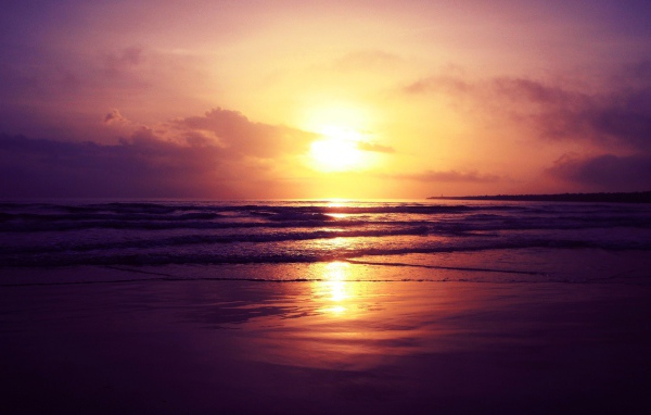 Закат яркого солнца над океаном 