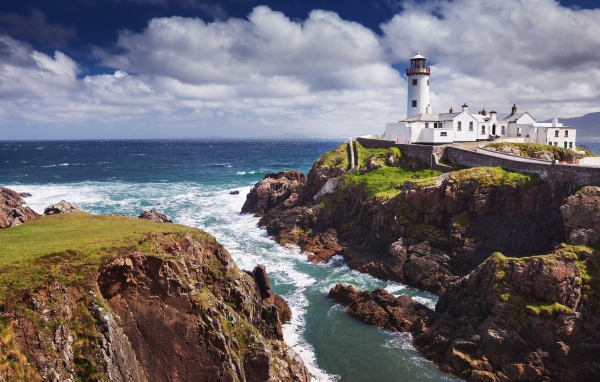 Маяк на скалистом побережье  