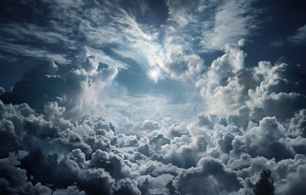 Солнце в небе с красивыми белыми облаками