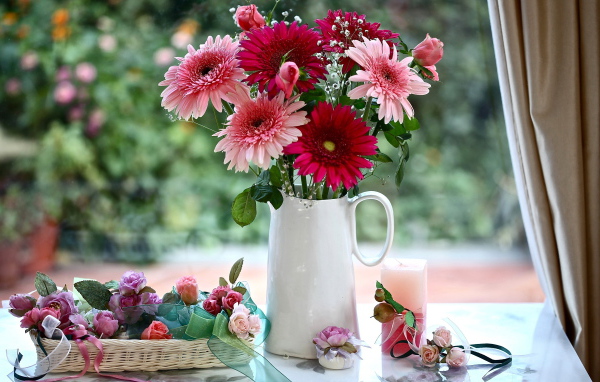 Букет гербер в белой вазе 