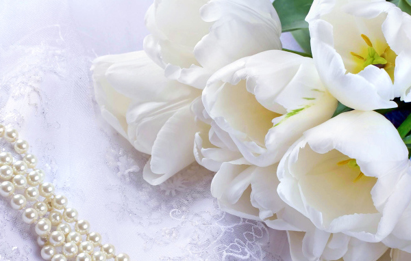 Букет нежных белых тюльпанов и жемчужное ожерелье 