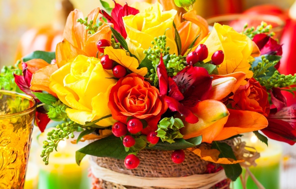 Красивый осенний букет с розами и желтыми листьями