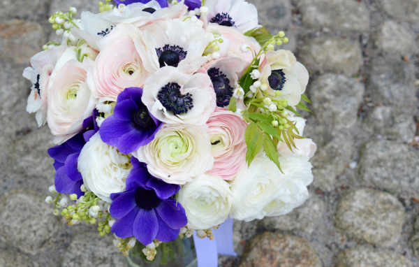 Красивый букет цветы анемоны и лютики