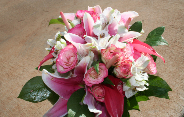 Красивый букет с цветами альстрёмерия, розы и лилии