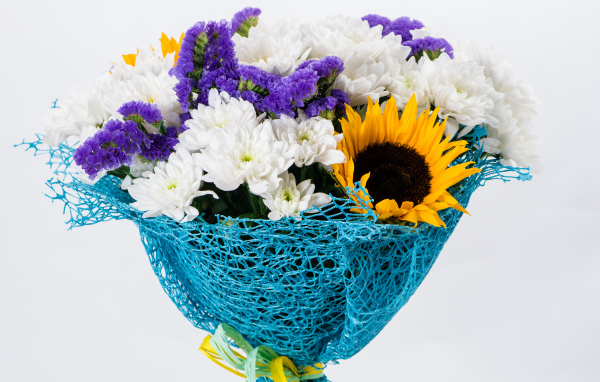 Красивый яркий летний букет цветов на белом фоне