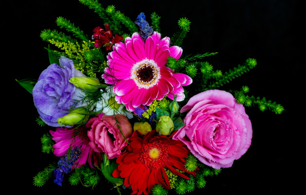 Красивый разноцветный букет на черном фоне