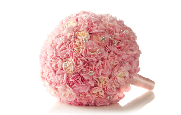 Красивый свадебный букет из розовой гвоздики  на белом фоне