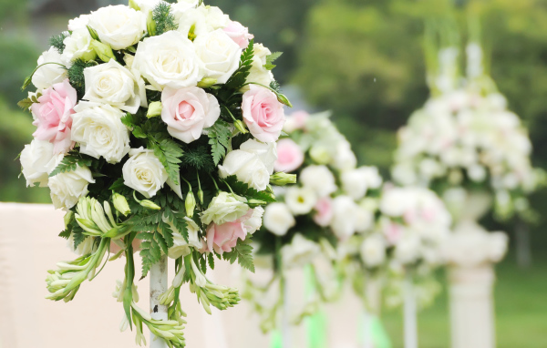 Красивые свадебные букеты из цветов розы и фрезии в декоре