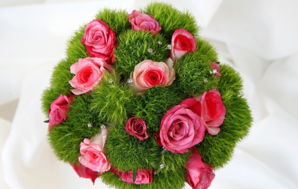 Букет красивых розовых роз с зеленью