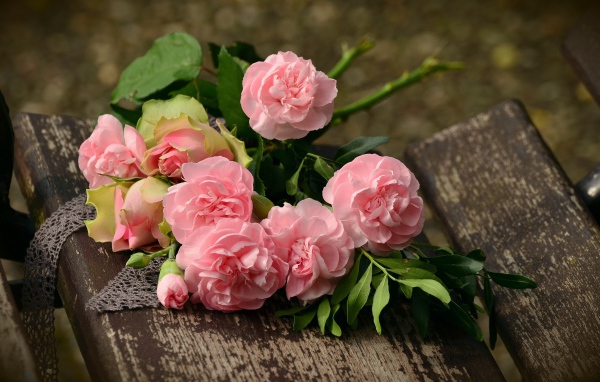 Букет нежно розовых роз на скамейке 