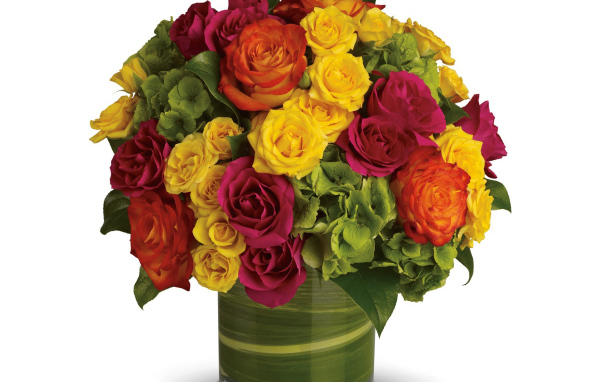 Букет разноцветный роз в вазе на белом фоне