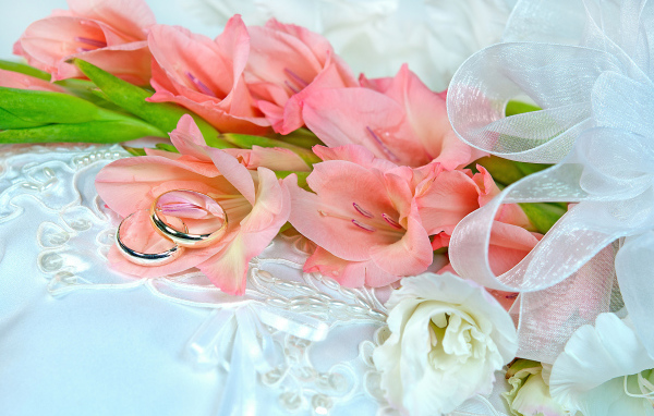 Букет розовых гладиолусов с двумя обручальными кольцами