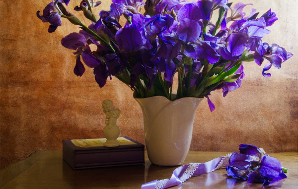 Букет фиолетовых ирисов в вазе