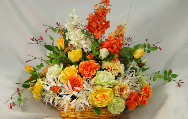 Большой букет цветов в плетеной корзине