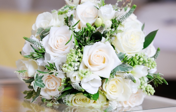 Свадебный букет с белыми розами