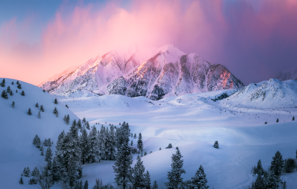Заснеженные горы в сиреневом тумане 