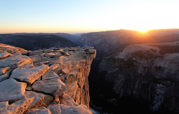 Каменные горы на фоне солнца на закате
